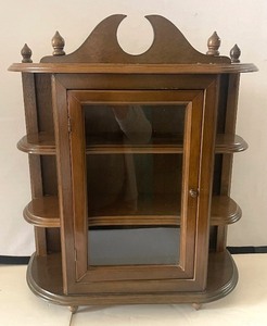 lot 18 image: Small Table Top or Hanging Curio Cabinet