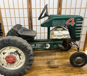 lot 1 image: AMF Big 4 538 Vintage Antique Pedal Tractor