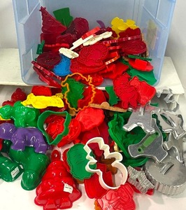 lot 142 image: Very Large Assortment of Cookie Cutters and Molds, Plastic and Metal