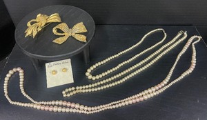 lot 143 image: Vintage Jewelry, Pearl Strands, Gold Pins