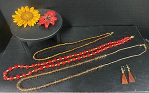 lot 144 image: Vintage Nice Quality Glass Bead Necklaces and Leather Floral Brooches