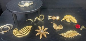 lot 150 image: Lot of Vintage Pins Brooches