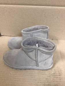 lot 29 image: Bearpaw Alyssa Youth Boots Slippers Size 1 Customer Returns See Pictures