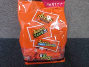 lot 506 image: 32.06 oz Reeses Snack Size Party P...
