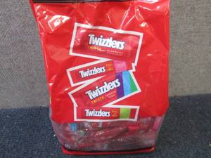 lot 559 image: 36.55 oz Twizzlers Pack...