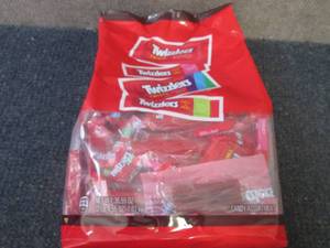 lot 560 image: 36.55 oz Twizzlers Pack...