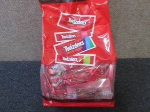 lot 561 image: 36.55 oz Twizzlers Pack...