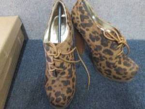 lot 187 image: Size 6.5 Bonnibell Tie High Heels...