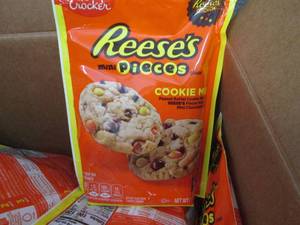 lot 442 image: 12-11.9 oz Betty Crocker Reeses Mi...