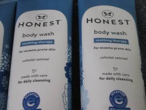 lot 482 image: 6- 8 oz Honest Soothing Therapy Bod...