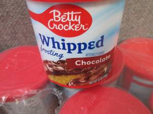 lot 498 image: 8- 12 oz Betty Crocker Whipped Choc...
