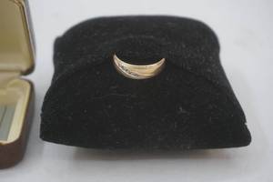 lot 2 image: Mens 14k gold and diamond ring