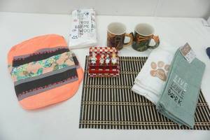 lot 13 image: Decor lot, mugs, placemats, towels
