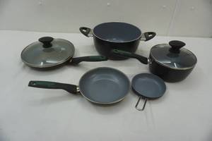 lot 31 image: Green pan cookware