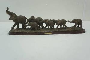 lot 37 image: Yangtin collection elephant figurine art