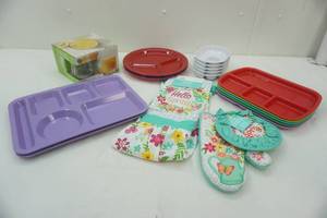 lot 48 image: Kitchen decor, trays, plates and Libbey glasses