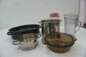 lot 50 image: Kitchen items, stock pot, pitchers