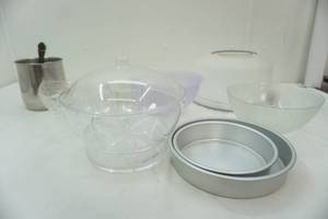 lot 53 image: Vintage bowls and cake pans