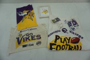 lot 60 image: Daunte Culpepper signed Viking shirt, flags and picture