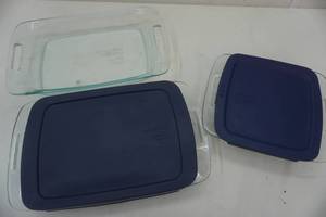 lot 89 image: Pyrex 8x10 and 9x13 pans with covers