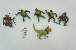 lot 129 image: Toy figurines, Teenage Mutant Ninja Turtles, rat and other accessories
