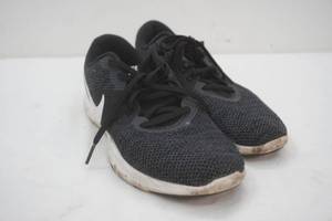 lot 138 image: Nike sneakers, 9W