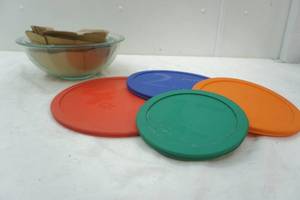 lot 156 image: Pyrex glass bowls and lids