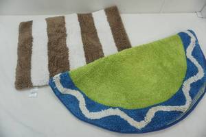 lot 181 image: 30 diameter rug and shower rug