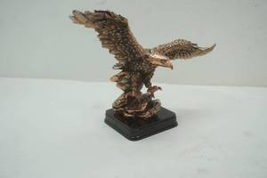 lot 259 image: Eagle figurine