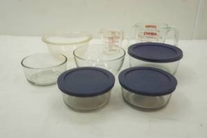 lot 274 image: Pyrex glass bowls and lids