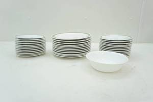 lot 276 image: Corning dishware