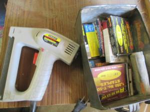 Electric stapler gun with tin of st...