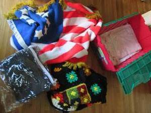 Clamshell closing tote with afghans...