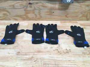 lot 112 image: Lot of 2 - Bass Pro Shops Neoprene Fishing Gloves Size XL