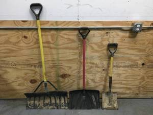 lot 146 image: Lot of 3 Snow Shovels - Various Models