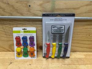 lot 192 image: Knife Set with Magnetic Storage Clips