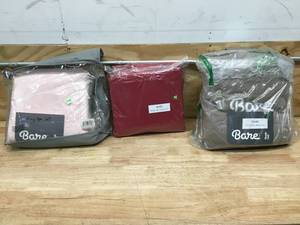 lot 199 image: Lot of 3 - King Size Bedsheet Sets