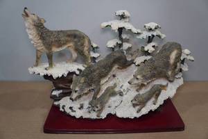 lot 214 image: Franklin Mint Large Wolf Sculpture Hunting Lessons