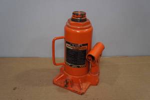 lot 235 image: 10 Ton Hydraulic Bottle Jack
