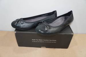lot 300 image: Vionic Minna Womens Flats -Size 9.5