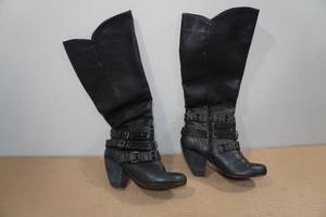 lot 302 image: Womens Heeled Boots -Size 6.5