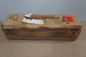 lot 311 image: Emergency Warning Roadside Kit