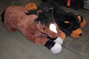lot 326 image: Oversized Stuffed Animals -Bear Dog Bear-Dog and Horse