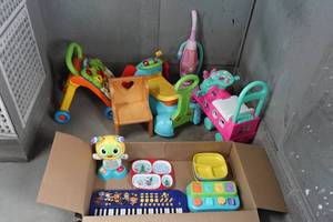 lot 385 image: Childrens Toys