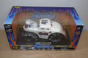 lot 25 image: Maisto Muscle Machines 1941 Willys 124 Die Cast Model
