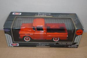 lot 29 image: Motor Max American Classics 1958 Chevy Apache Fleetside Pickup 124 Die Cast Model