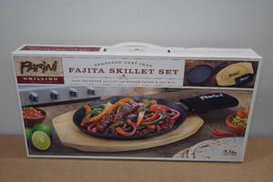 lot 173 image: Parini Grilling Cast Iron Fajita Skillet Set