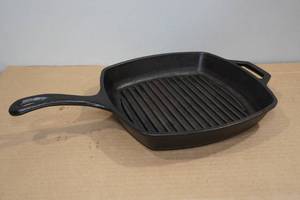 lot 204 image: Lodge Cast Iron 10 Skillet