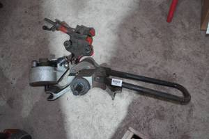 lot 382 image: Ridgid 916 Roll Groover and Pipe Clamp