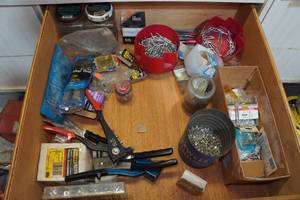 lot 413 image: Contents of Drawer - Riveters and Rivets